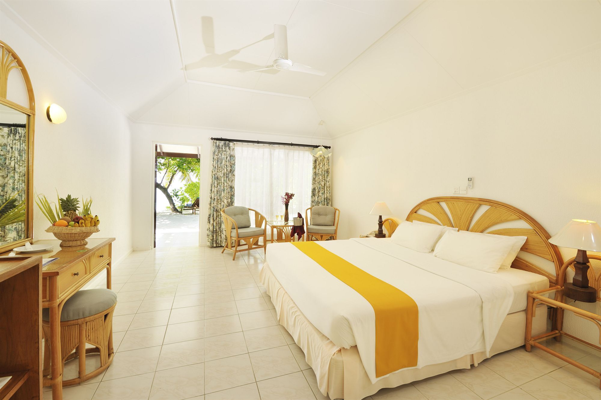 Holiday Island Resort & Spa Maamigili Island Exterior photo