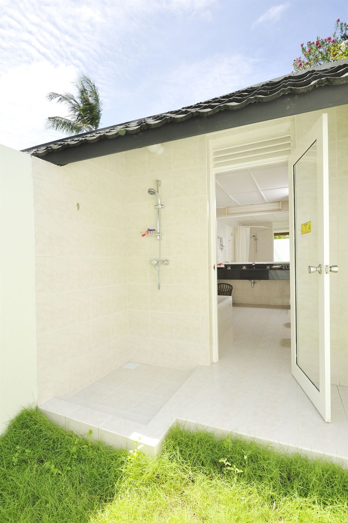 Holiday Island Resort & Spa Maamigili Island Exterior photo