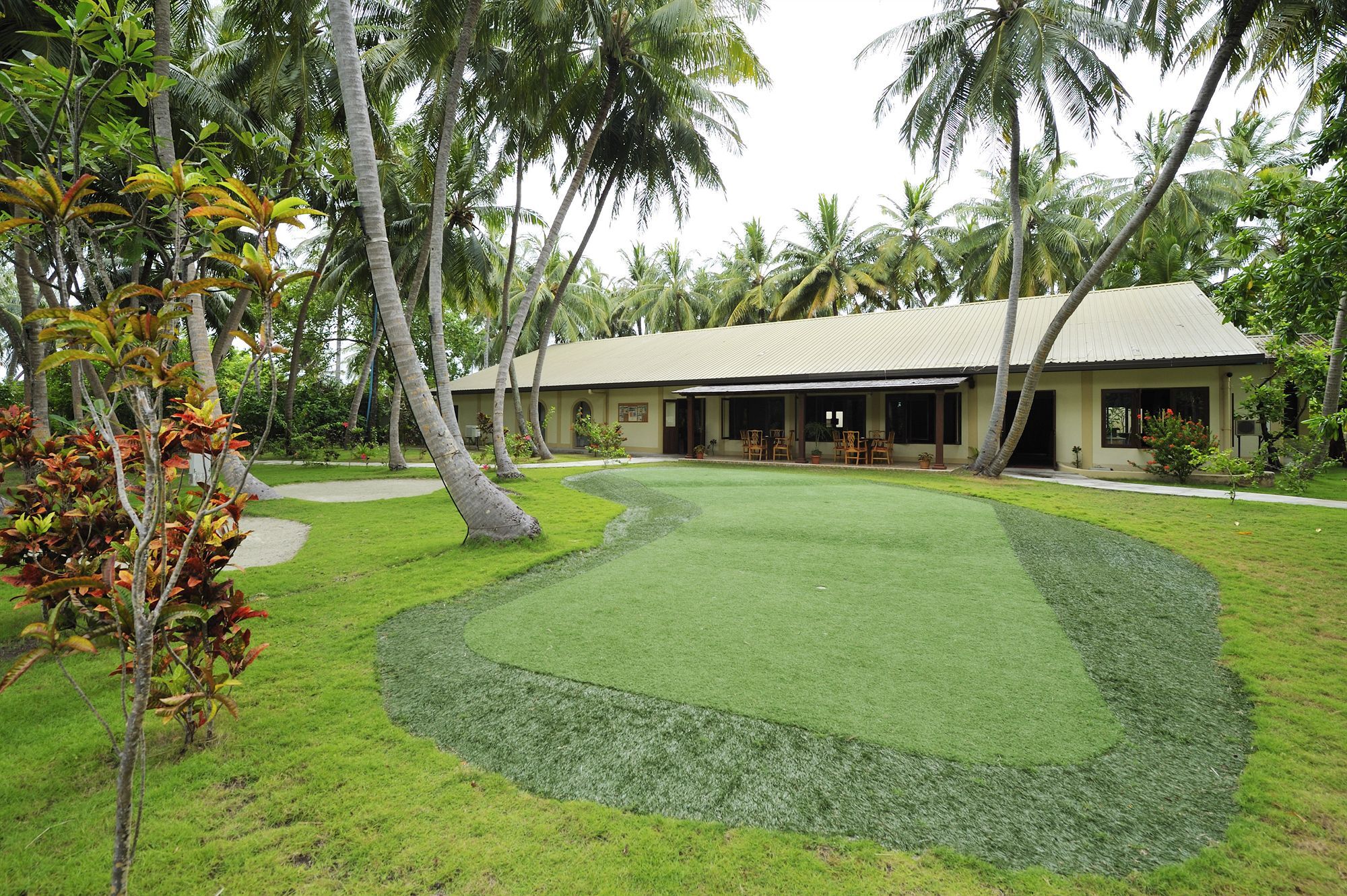 Holiday Island Resort & Spa Maamigili Island Exterior photo